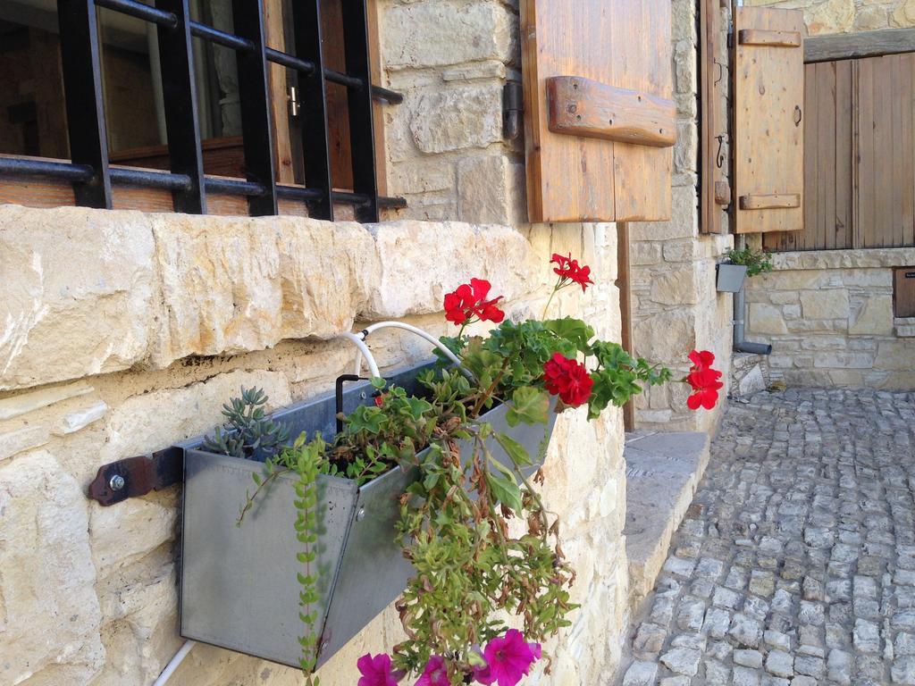 Lofou Traditional Stone House Kamer foto